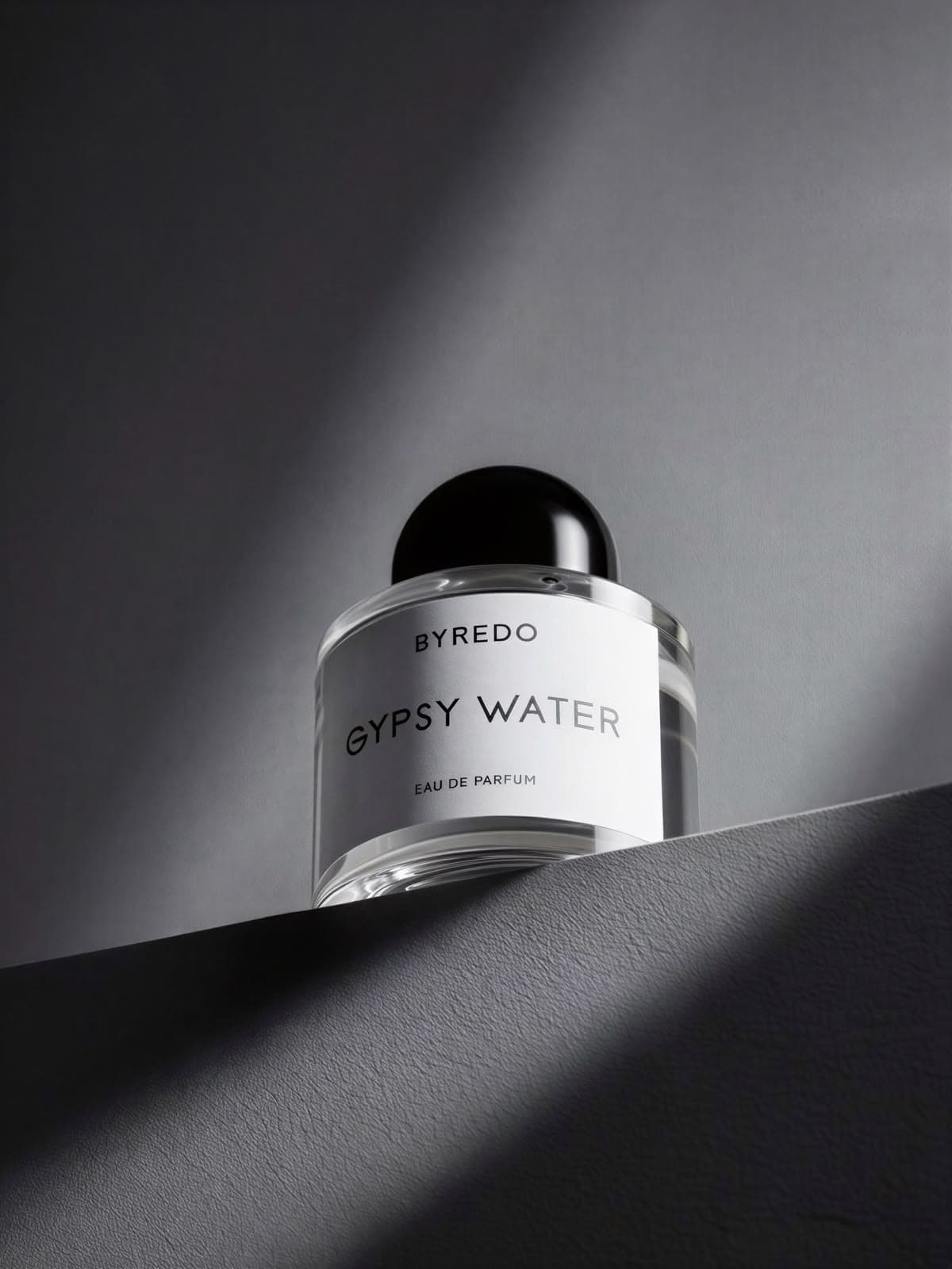 Frasco de perfume en claroscuro